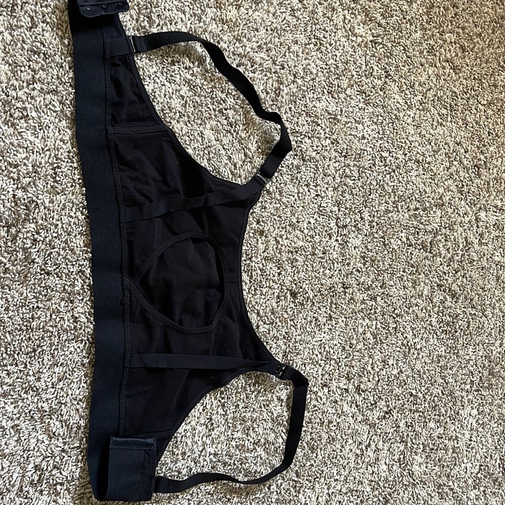 Hands free pumping bra